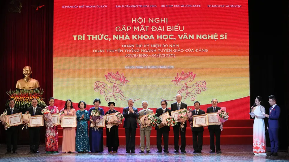 Xây dựng và phát triển đội ngũ trí thức, nhà khoa học, văn nghệ sĩ là nhiệm vụ chiến lược 