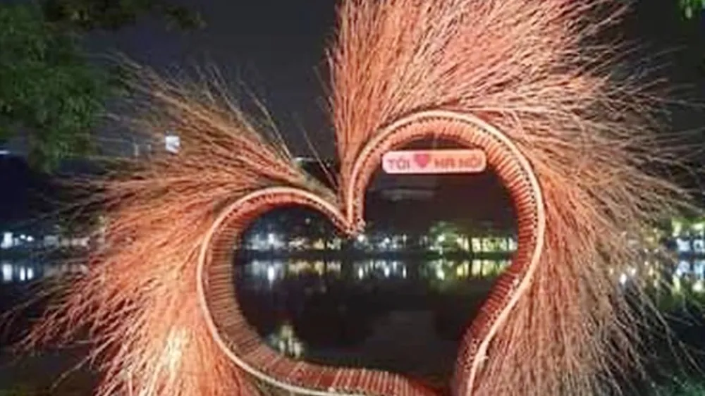 Gỡ toàn bộ thiết kế không phù hợp tại Hồ Gươm trước giờ khai mạc lễ hội