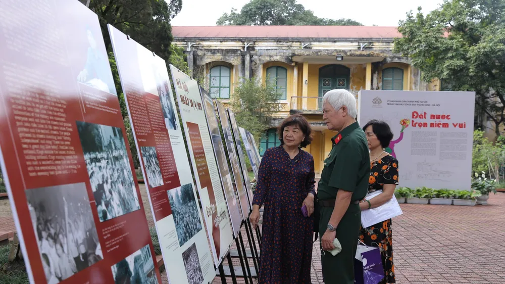 Khách tham quan xem triển lãm 