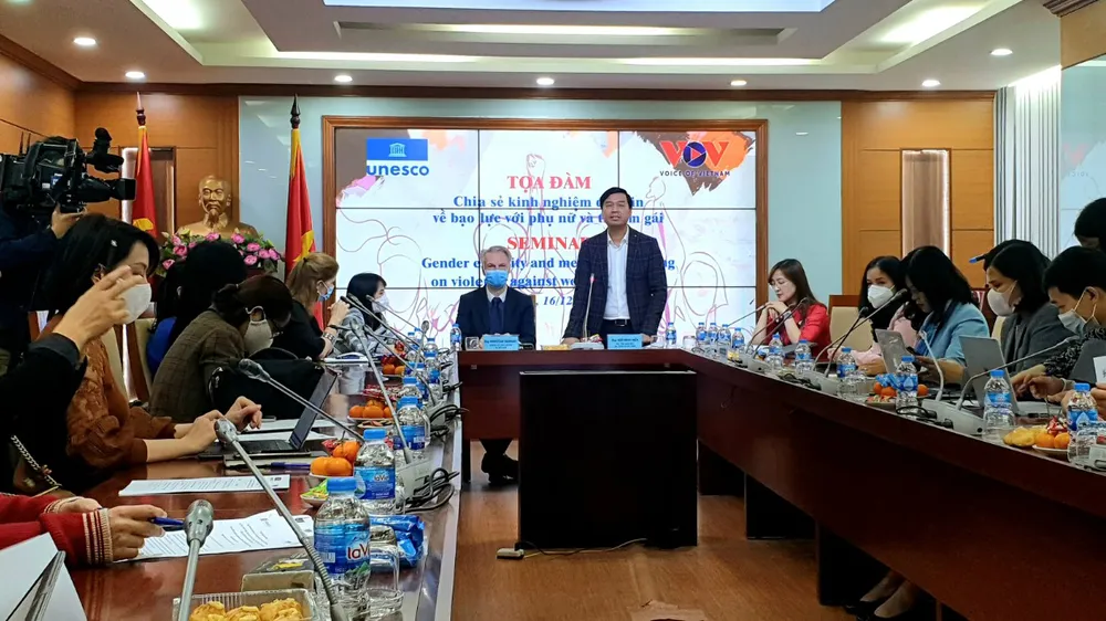 Quang cảnh tọa đàm "Chia sẻ kinh nghiệm đưa tin về bạo lực đối với phụ nữ và trẻ em gái”