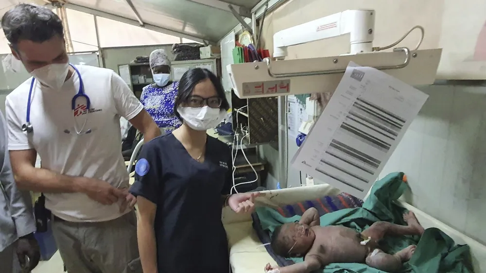 Các chiến sĩ mũ nồi xanh Việt Nam cấp cứu thành công mẹ con thai phụ ở Nam Sudan