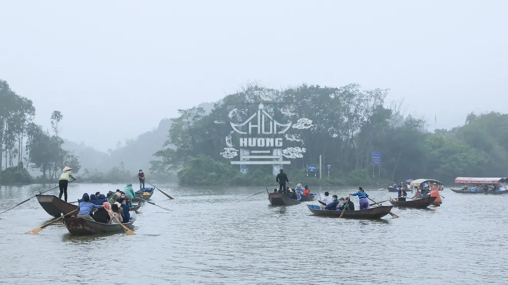 Gần 4.000 du khách trảy hội Chùa Hương trong mưa lạnh