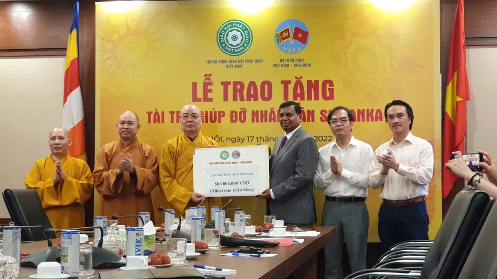Giáo hội Phật giáo Việt Nam trao quà giúp đỡ người dân Sri Lanka