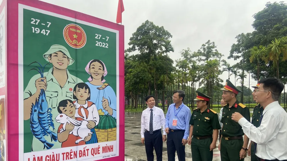 Khai mạc triển lãm tranh cổ động kỷ niệm 75 năm Ngày Thương binh Liệt sĩ