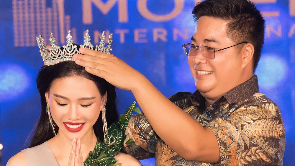 Bùi Quỳnh Hoa đăng quang Super Model International 2022