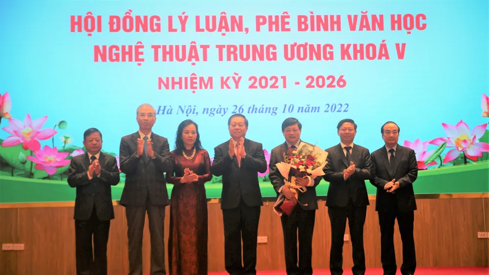 Ra mắt Hội đồng Lý luận phê bình văn học nghệ thuật Trung ương khóa V 