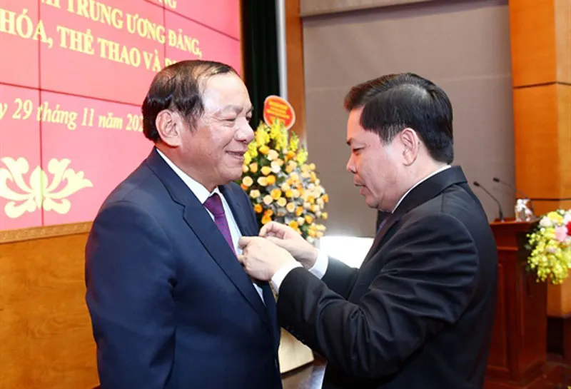 Bộ trưởng Bộ VH-TT-DL Nguyễn Văn Hùng nhận Huy hiệu 40 năm tuổi Đảng
