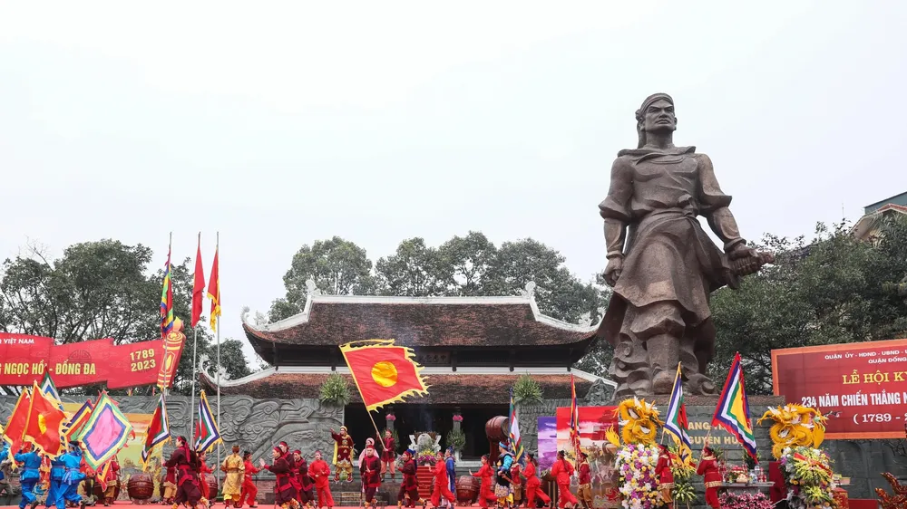 Lễ hội kỷ niệm 234 năm chiến thắng Ngọc Hồi - Đống Đa, tại Công viên văn hóa Đống Đa, Hà Nội, sáng 26-1 (mùng 5 tháng Giêng). Ảnh: VIẾT CHUNG