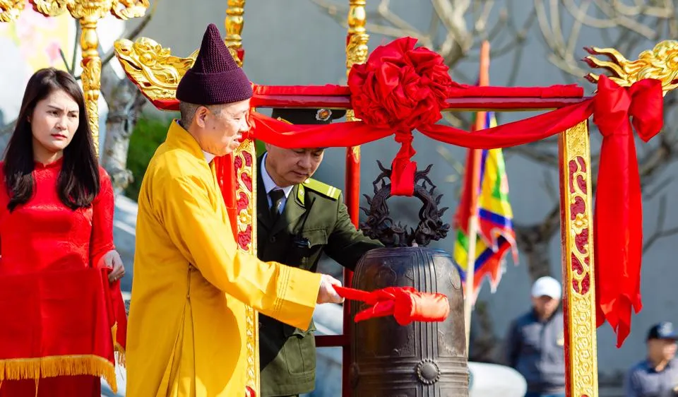 Hòa thượng Thích Thanh Quyết, Phó Chủ tịch Hội đồng Trị sự Trung ương GHPG Việt Nam, Trưởng ban Trị sự GHPG Việt Nam tỉnh Quảng Ninh thỉnh chuông khai hội Xuân Yên Tử năm 2023