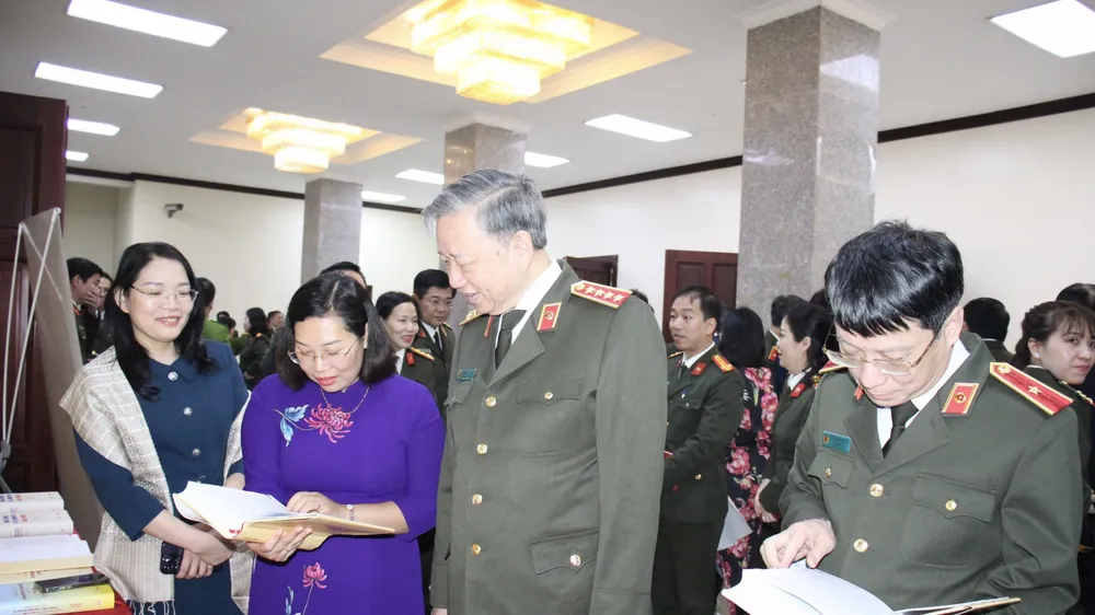 Các đại biểu tham quan gian trưng bày sách bên lề buổi tọa đàm