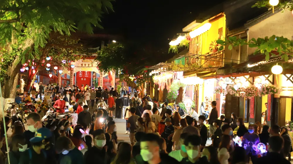 Hội An là một trong những điểm thu hút khách du lịch quốc tế, trong đó có du khách đến từ Trung Quốc. Ảnh: QUANG PHÚC