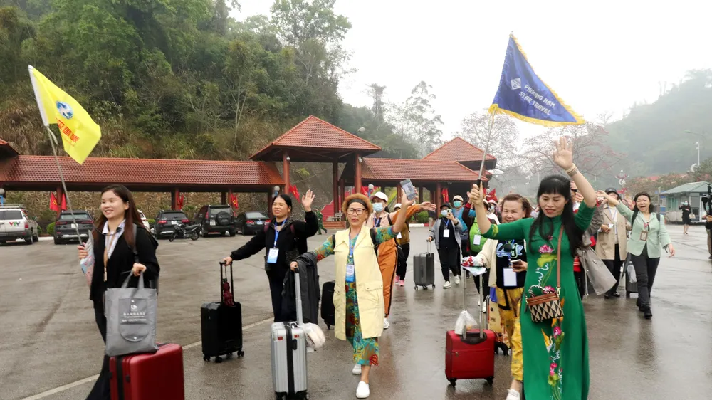 Tổng cục Du lịch cùng địa phương đón đoàn khách du lịch đầu tiên từ Trung Quốc tại cửa khẩu Hữu Nghị, Lạng Sơn