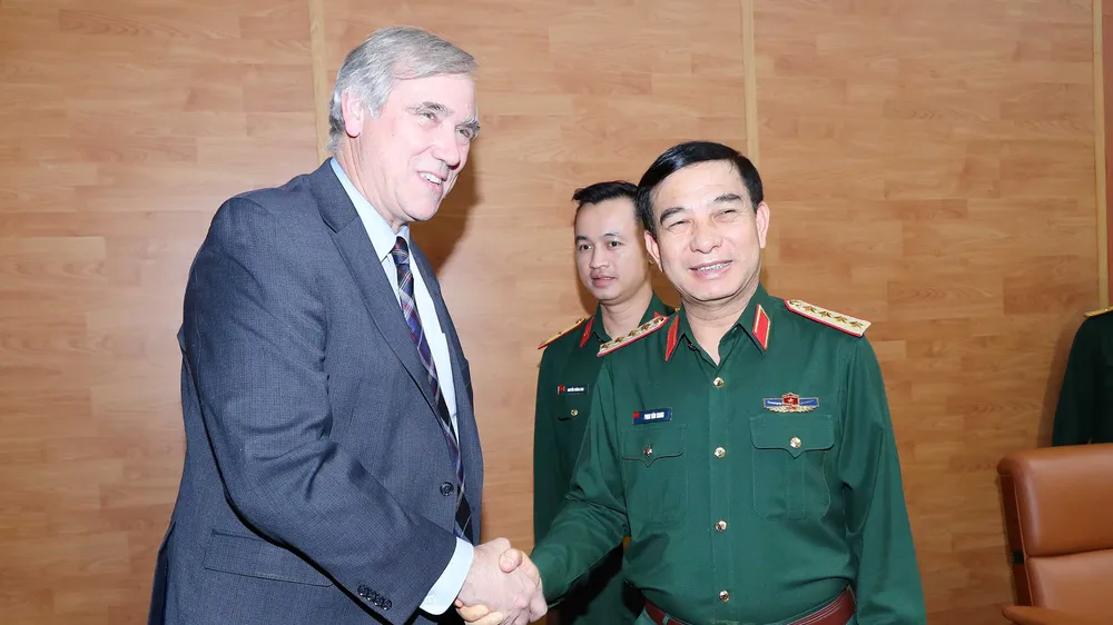 Bộ trưởng Bộ Quốc phòng đón tiếp Thượng Nghị sĩ Jeff Merkley, Đoàn Nghị sĩ Quốc hội Hoa Kỳ. Ảnh: HẢI PHẠM
