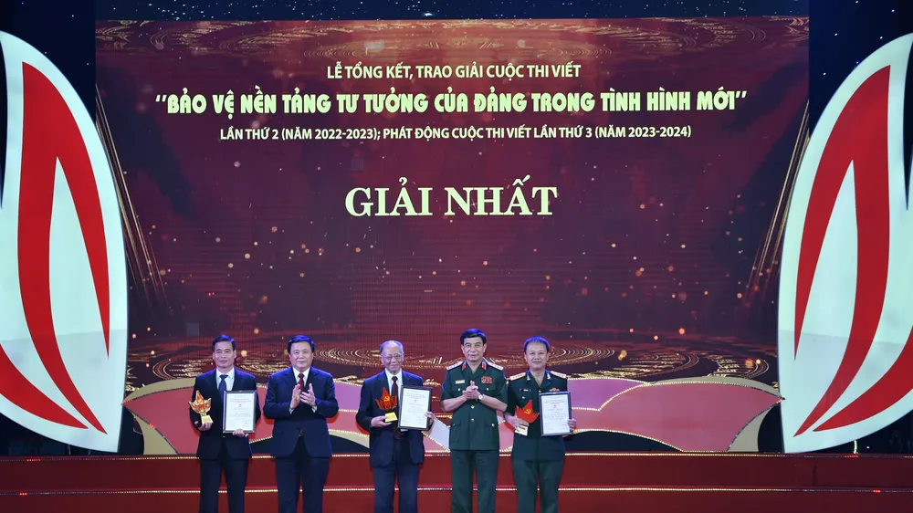Trao 3 giải thưởng cho 3 tác phẩm đoạt giải Nhất cuộc thi viết “Bảo vệ nền tảng tư tưởng của Đảng trong tình hình mới” lần thứ 2