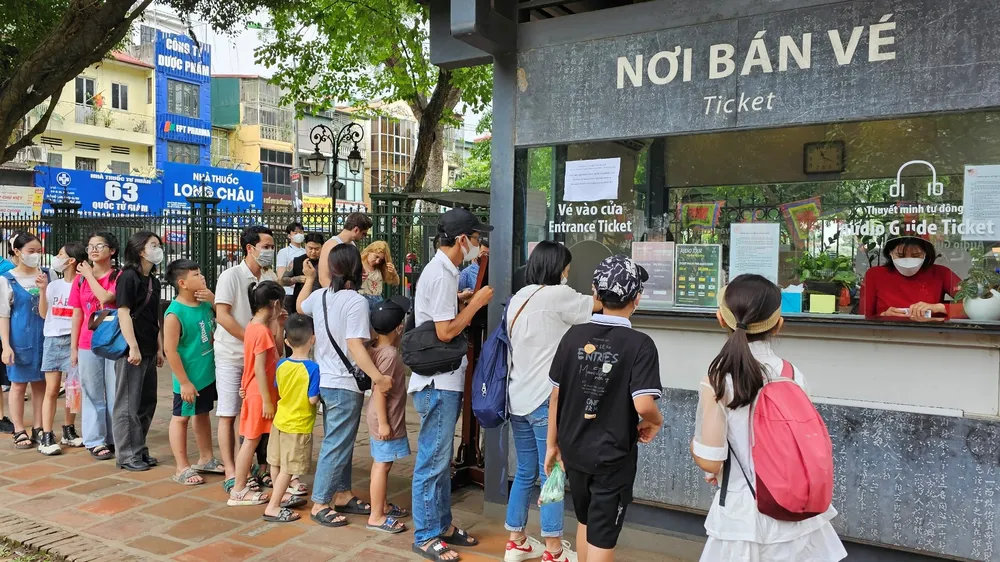 Mỗi ngày có khoảng 10.000 khách đến với di tích Văn Miếu - Quốc Tử Giám