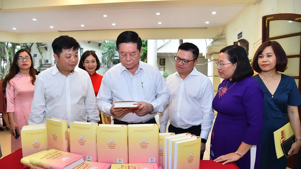 Trưởng Ban Tuyên giáo Trung ương Nguyễn Trọng Nghĩa và các đại biểu tham dự lễ ra mắt cuốn sách mới về Tổng bí Thư Nguyễn Phú Trọng