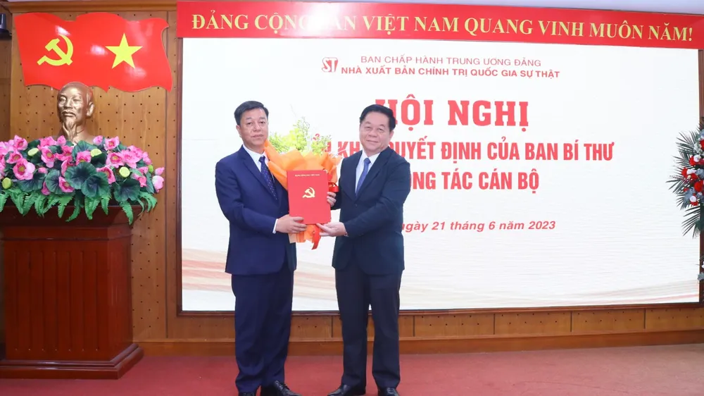 Đồng chí Nguyễn Trọng Nghĩa, Trưởng Ban Tuyên giáo Trung ương trao Quyết định bổ nhiệm PGS.TS Vũ Trọng Lâm giữ chức Giám đốc- Tổng Biên tập NXB Chính trị quốc gia Sự thật