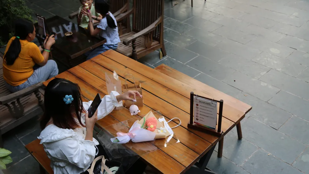 Tại các quán cà phê và trên nhiều tuyến phố, không khó để bắt gặp người trẻ mang bên mình những đồ móc len như: hoa móc len, móc khóa len, kẹp tóc len... Ảnh HÀ NGUYỄN