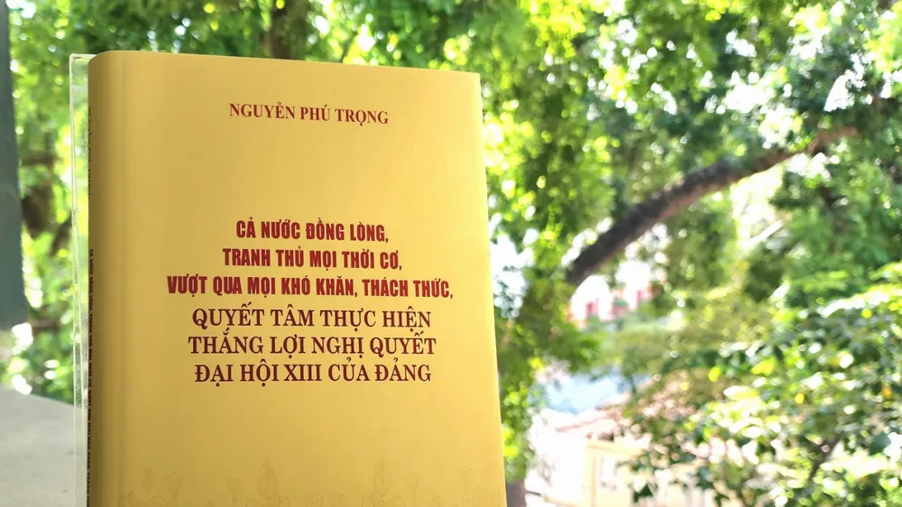 Cuốn sách "Cả nước đồng lòng, tranh thủ mọi thời cơ, vượt qua mọi khó khăn, thách thức, quyết tâm thực hiện thắng lợi Nghị quyết Đại hội XIII của Đảng" 