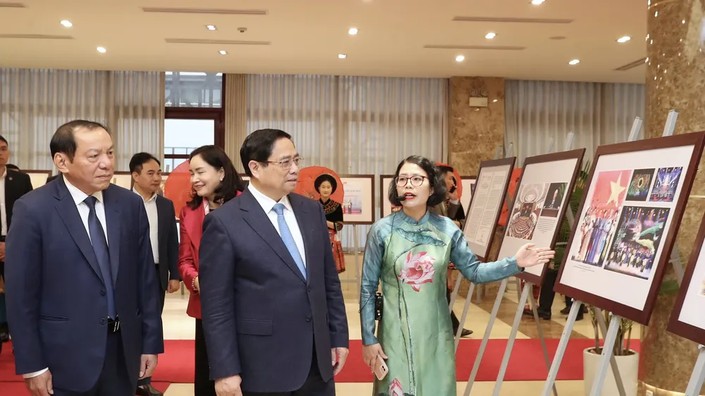 Thủ tướng và các đại biểu tham quan triển lãm ảnh thành tựu của ngành văn hóa, thể thao và du lịch năm 2023, sáng 3-1. Ảnh: VIẾT CHUNG 