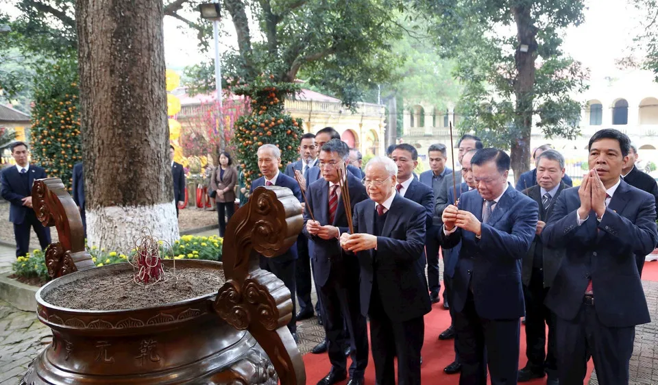 Tổng Bí thư Nguyễn Phú Trọng đã đến dâng hương tỏ lòng thành kính các bậc tiên đế, tiên hiền có công với đất nước tại Điện Kính Thiên, Khu di sản Hoàng thành Thăng Long, Thủ đô Hà Nội. Ảnh: THANH HẢI