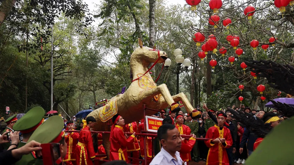 Rước ông ngựa trong lễ hội Gióng đền Sóc năm 2024 