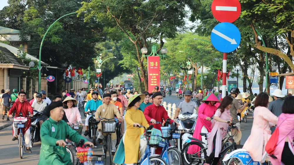 Tour đi xe đạp trên phố cổ Hà Nội. Ảnh: HTTL