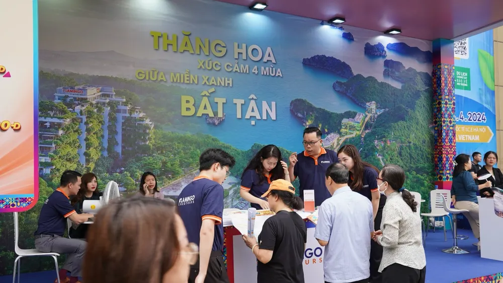 Người dân Hà Nội xếp hàng “chốt” tour ưu đãi dịp hè 