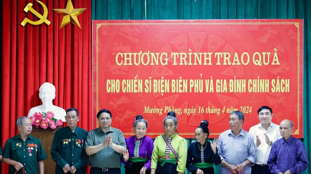 Thủ tướng Phạm Minh Chính thăm hỏi, tặng quà các chiến sĩ Điện Biên và gia đình chính sách tại thành phố Điện Biên Phủ, tỉnh Điện Biên, chiều 16-4. Ảnh: VIẾT CHUNG