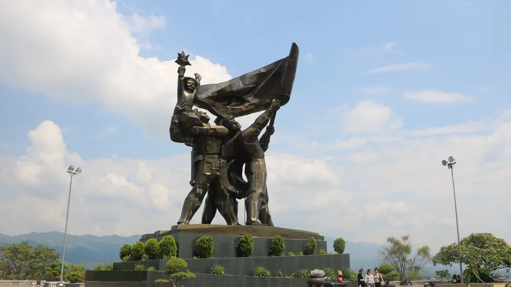 Khu vực sân hành lễ, Tượng đài Chiến thắng Điện Biên Phủ tại đồi D1 (Điện Biên) là một trong những điểm cầu của chương trình