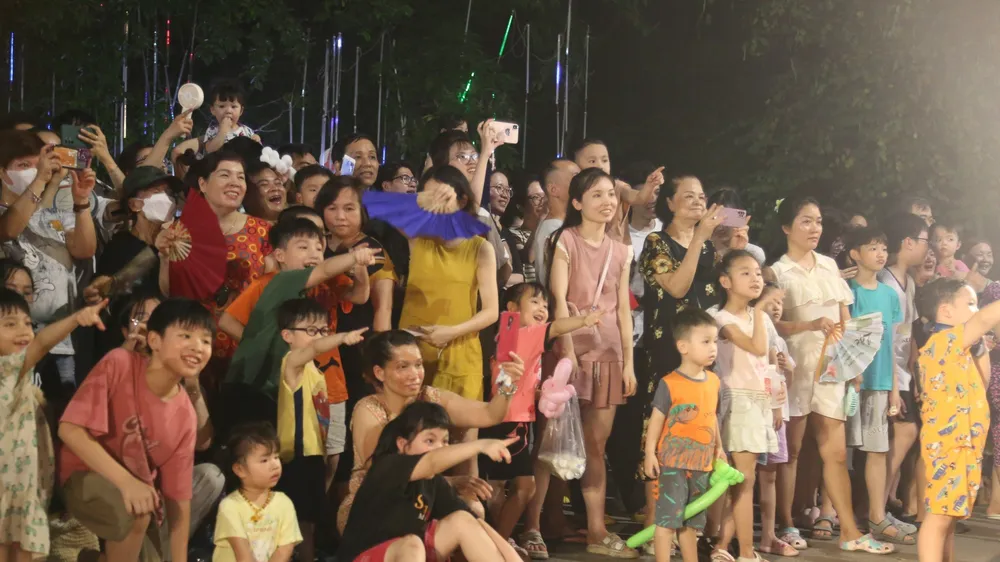 Người dân, đặc biệt là trẻ nhỏ hào hứng tham dự các sự kiện của Lễ hội Du lịch Hà Nội năm 2024. Ảnh: HÀ NGUYỄN