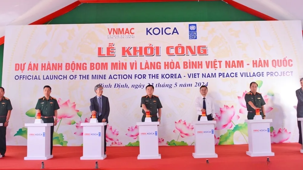 Khởi công Dự án hành động bom mìn vì Làng hòa bình Việt Nam - Hàn Quốc