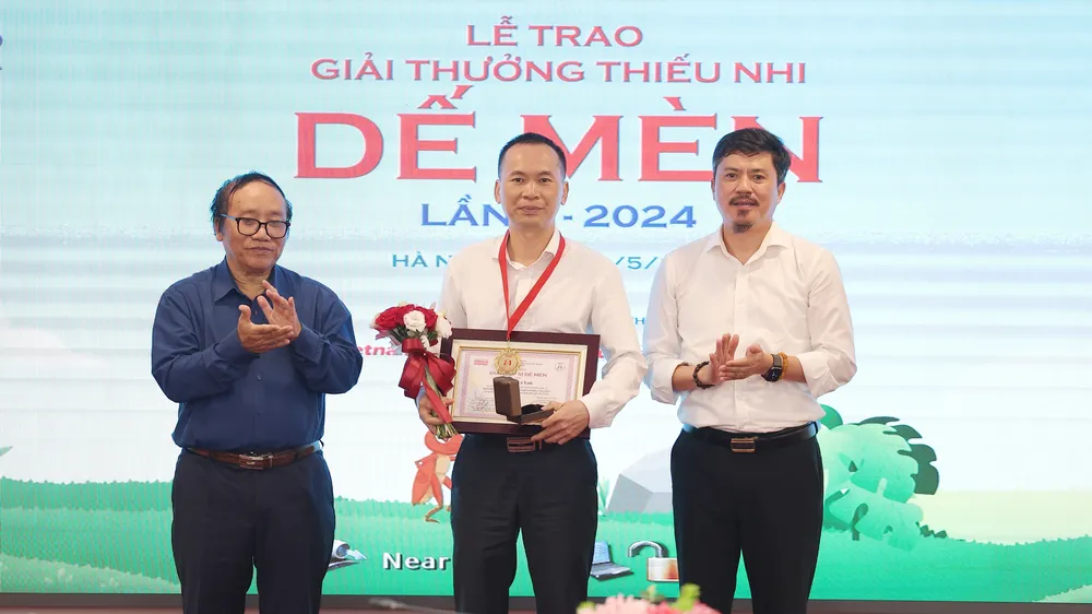 Đại diện NXB Trẻ thay mặt nhà văn Lý Lan nhận giải thưởng Hiệp sĩ Dế Mèn