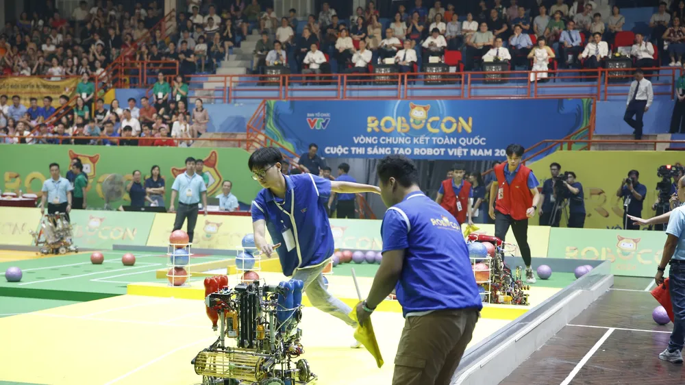 Robot sẽ gieo mạ, cấy lúa, thu hoạch trên ruộng bậc thang 
