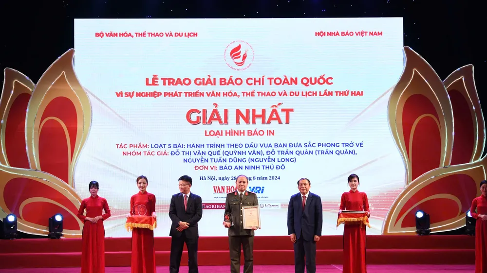 Đại diện nhóm tác giả được giải Nhất báo in