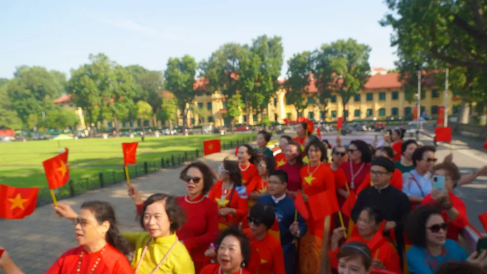 Hàng trăm hành khách cùng trải nghiệm hành trình tham quan Hà Nội bằng xe buýt