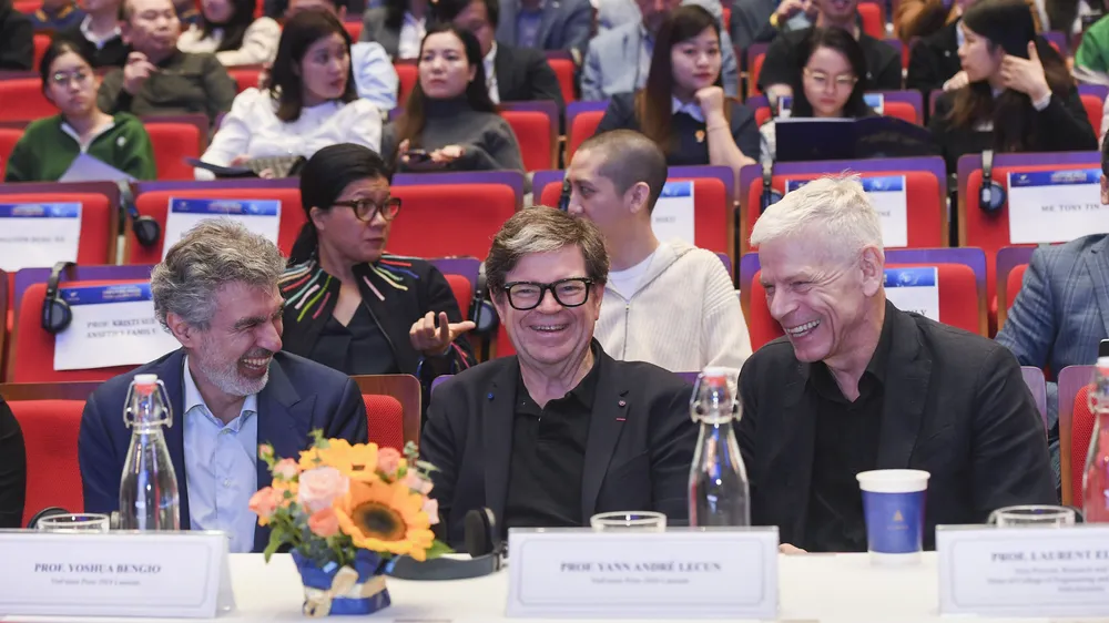 Các nhà khoa học, chủ nhân của giải thưởng VinFuture 2024 giao lưu cùng sinh viên tại Hà Nội
