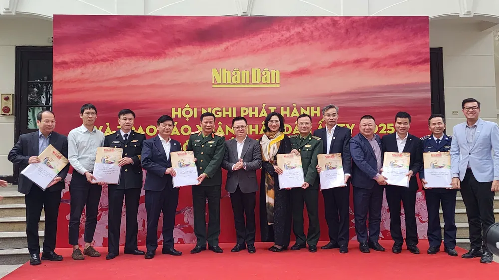 Lãnh đạo Báo Nhân Dân và các doanh nghiệp đồng hành trao tặng hơn 40.000 tờ báo tết đến cán bộ, chiến sĩ biên giới, hải đảo