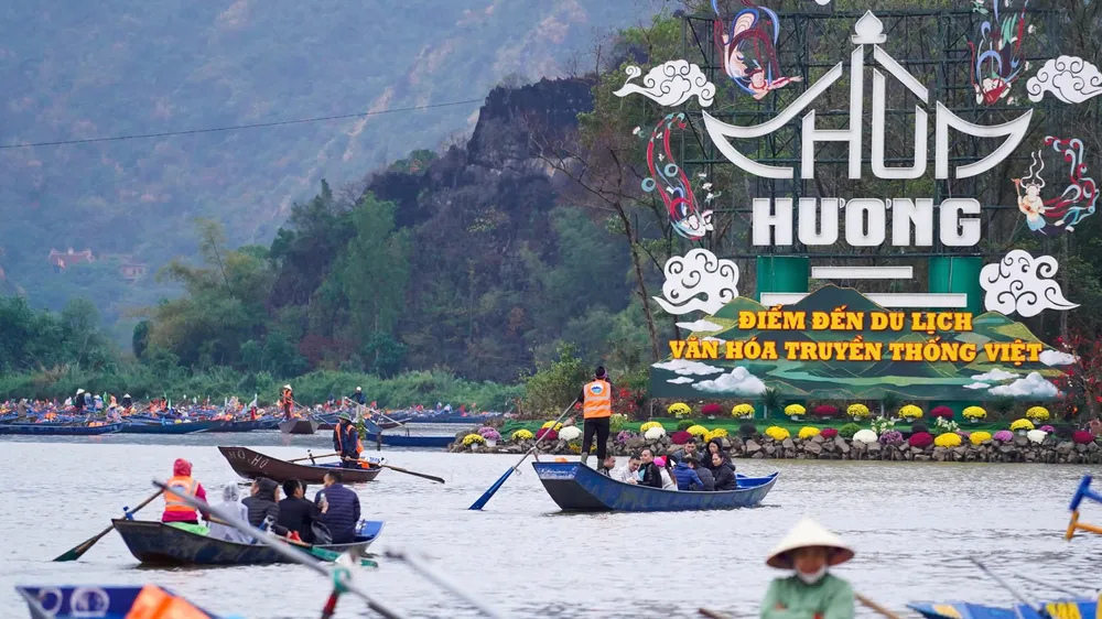 Hàng vạn phật tử, du khách thập phương dự khai hội Chùa Hương năm 2025. Ảnh: LINH NGUYỄN
