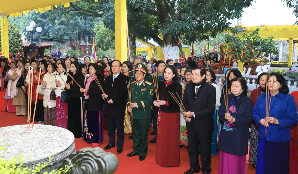 Các đại biểu dâng hương tại đền Hai Bà Trưng (huyện Mê Linh, TP Hà Nội) 