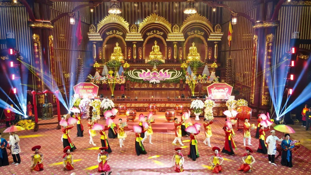 Non thiêng Yên Tử tưng bừng khai hội