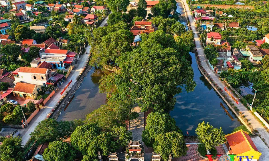 Di tích quốc gia đặc biệt Đền Trần Thương. Tương truyền, nơi đây từng là kho lương lớn của quân Trần trong cuộc kháng chiến chống Nguyên - Mông thế kỷ XIII.