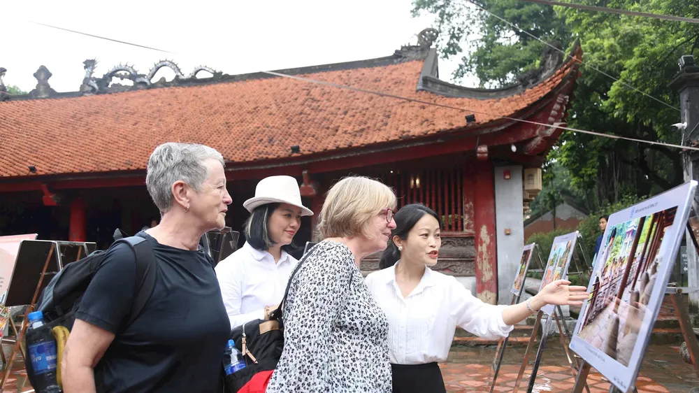 Du khách tham quan tại triển lãm