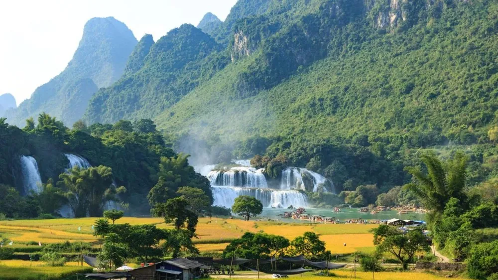 Việt Nam đón gần 17,2 triệu lượt khách quốc tế trong 10 tháng