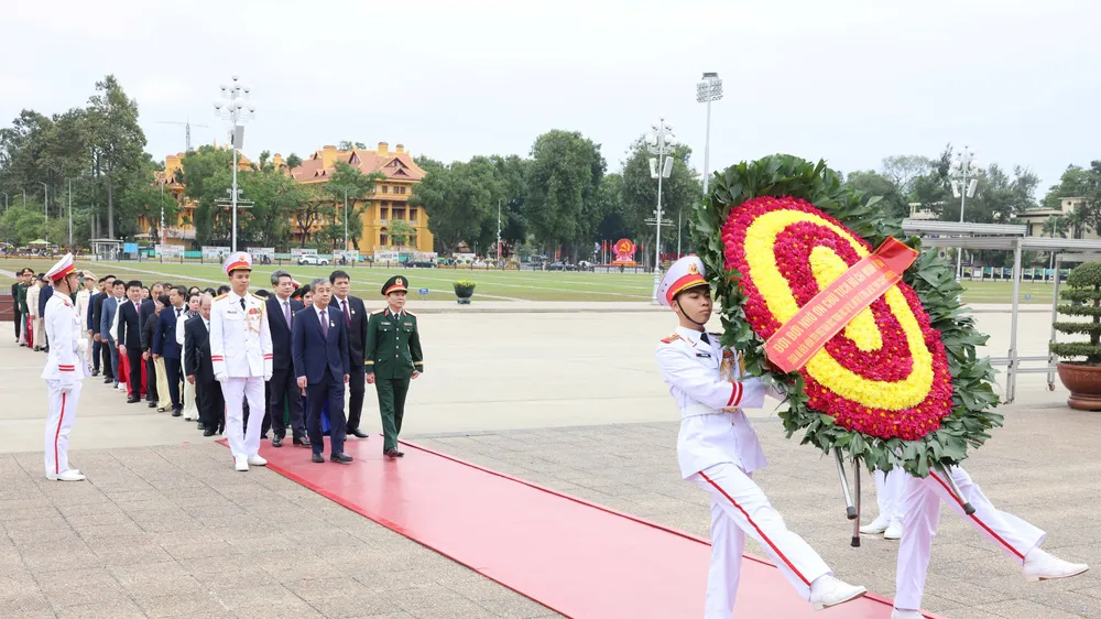 Lễ báo công dâng Bác. Ảnh: VIẾT CHUNG