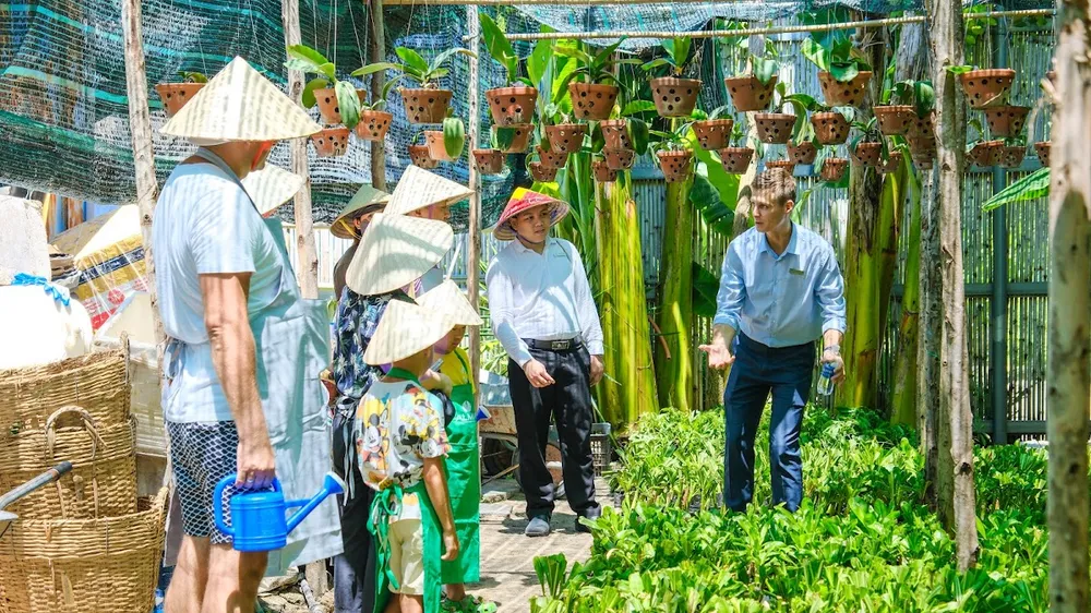 Du khách nước ngoài tham quan tại Việt Nam