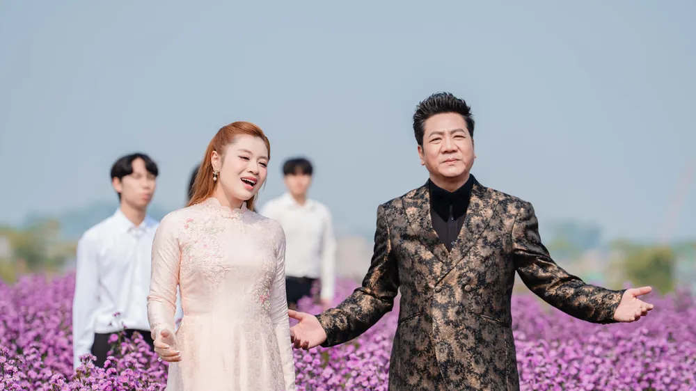 NSND Quốc Hưng và ca sĩ Thu Hằng thể hiện trong MV "Đất nước hôm nay"