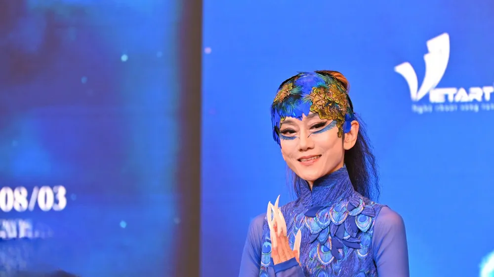 Ở tuổi 67, nghệ sĩ múa Dương Lệ Bình vẫn diễn “Khổng tước” tại Hà Nội. Ảnh: NAM NGUYỄN