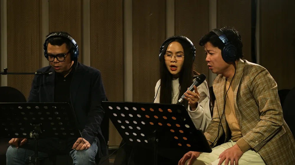 NSƯT Vũ Thắng Lợi và ê kíp thu âm album "Mùa chim én bay"