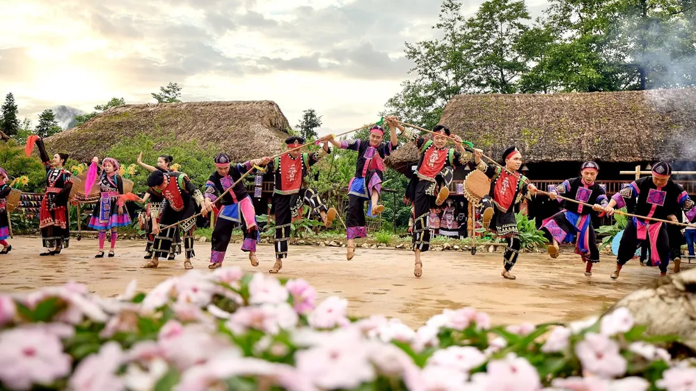 Phong vị tết Việt rộn ràng từ núi cao đến biển xanh